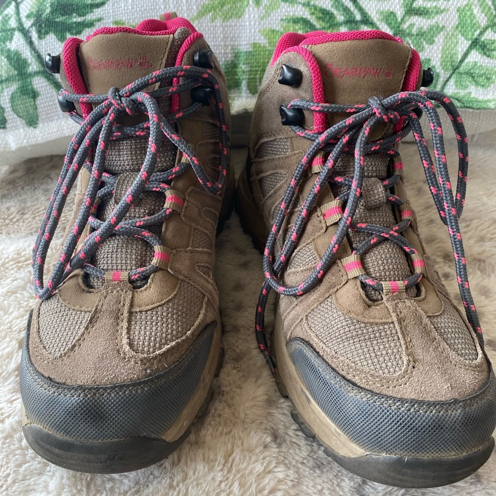🌿Women’s Bear Paw Hiking Boots size 4
